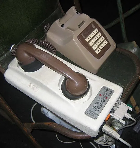 Analogue_modem_-_acoustic_coupler.webp